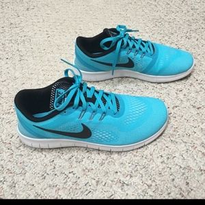 Nike Running Free RN (men 7, women’s 8.5)